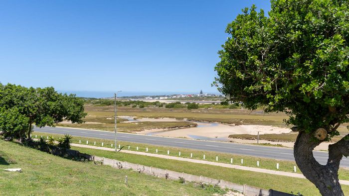 Historic 5-bedroom house for sale in Stilbaai Oos, river views, spacious layout.