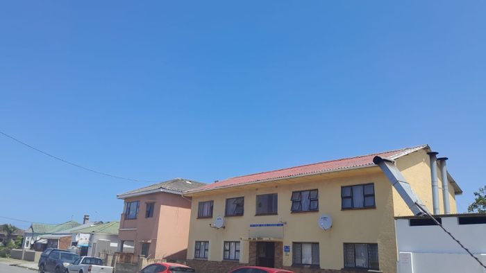 Quigney Apartment For Sale: 2 Bedrooms, Ocean Views, Open-Plan Living, Updated Kitchen.