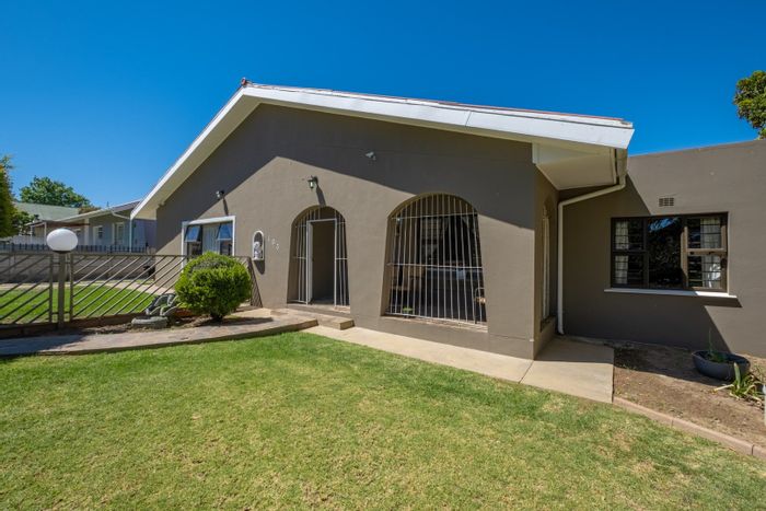 For Sale: House in Robertson Central with pool, braai area, and smart security.