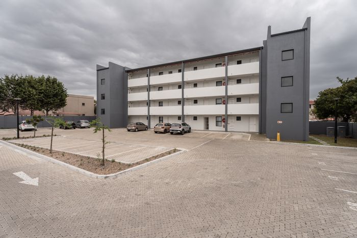 For Sale: 2-bedroom apartment in Joubert Park with parking, study nook, and amenities.