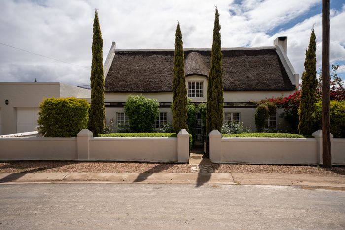 McGregor Central House For Sale: En-suite bedrooms, study, cottage, garage, landscaped garden.