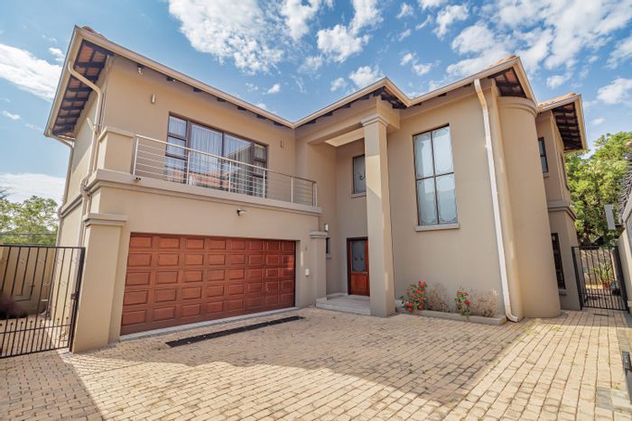 Bryanston House For Sale: 3 en-suite bedrooms, secure complex, solar backup system.