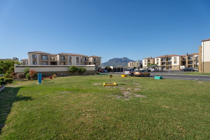 Guldenland Apartment For Sale: Spacious unit with pool, braai area, and security.