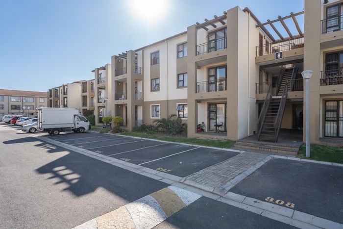 Guldenland Apartment For Sale: Spacious unit with pool, braai area, and security.