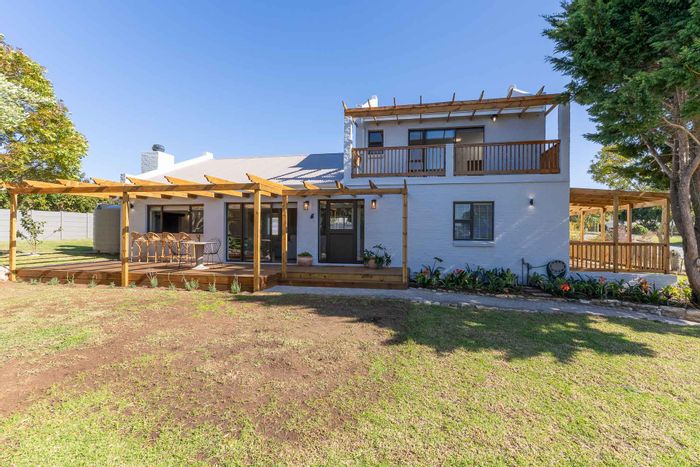 For Sale: House in Stilbaai Wes with indoor braai, double garage, and river views.