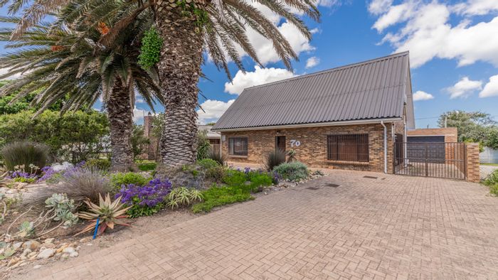 Franskraal House For Sale: Coastal retreat with jacuzzi, guest suite, and open-plan living.