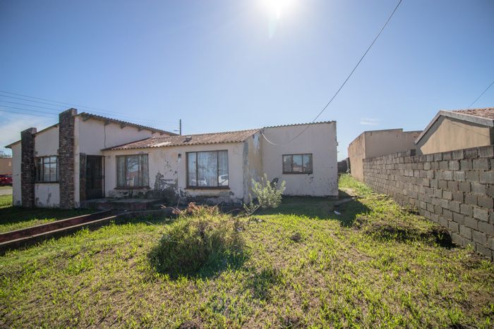 3-bedroom house for sale in Mdantsane Nu 1, corner plot, near amenities.