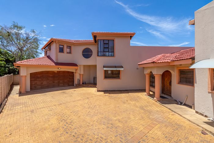 Geelhoutpark House For Sale: 4 bedrooms, pool, entertainment area, 3-car garage.