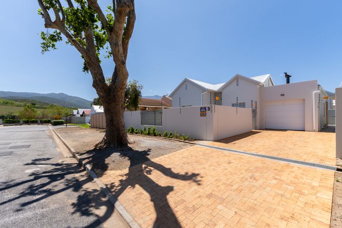 For Sale: House in Robertson Central with garden, garage, and security features.