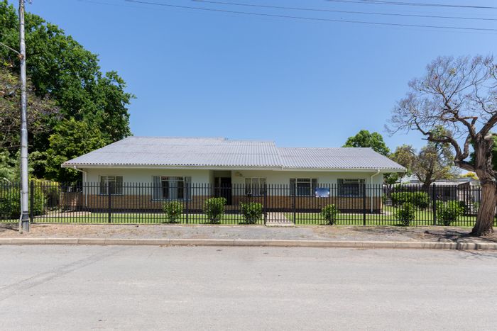 4-bedroom house for sale in Robertson Central with spacious living and ample parking.