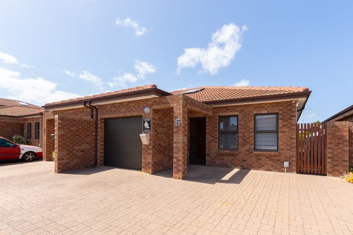 For Sale: House in Soneike with 3 bedrooms, braai patio, and garage.