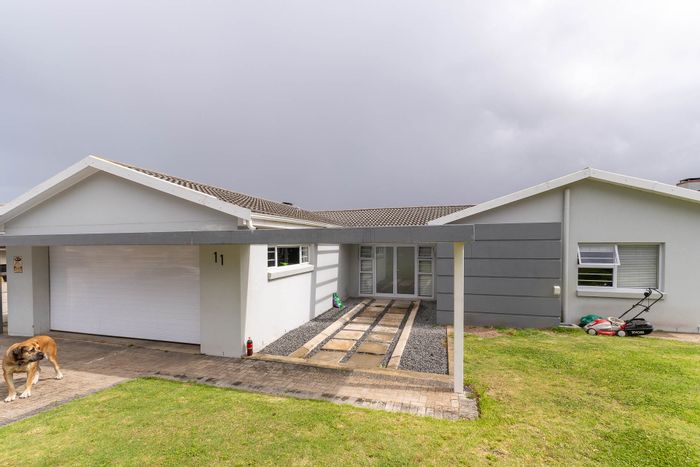 For Sale: House in Seemeeu Park with ocean views, scullery, and double garage.