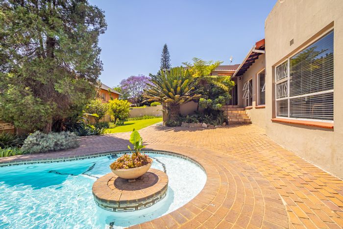 For Sale: 6-bedroom house in Constantia Kloof with pool, garden, and ample parking.