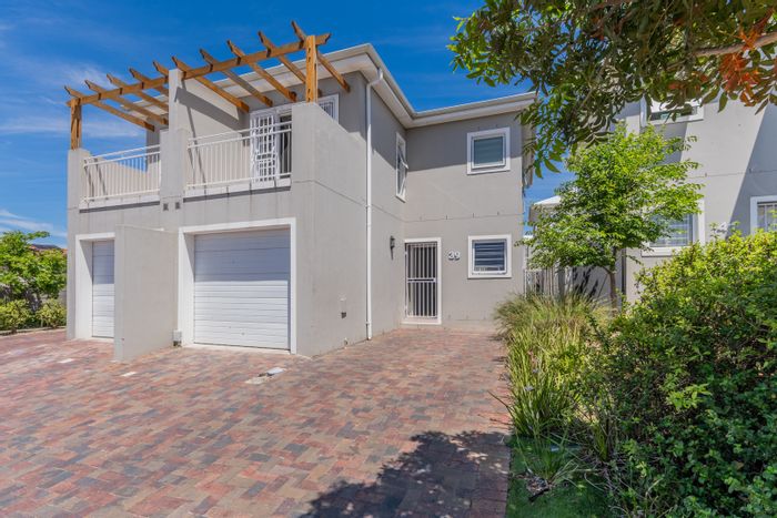 For Sale: Townhouse in Langeberg Ridge with built-in braai and mountain views.