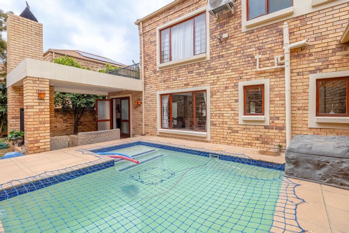 Fourways Townhouse For Sale: Pool, patio, staff quarters, 24-hour security, close to amenities.