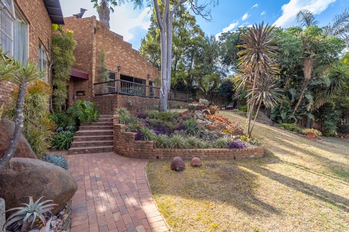 Spacious Strubensvallei house for sale with jacuzzi, braai, and 3 garages.