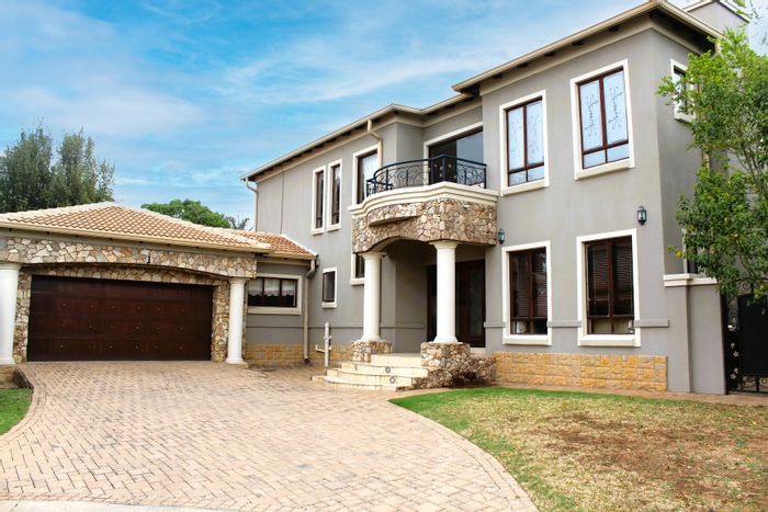 For Sale: Spacious 5-bedroom house in Midlands Estate with pool and amenities.