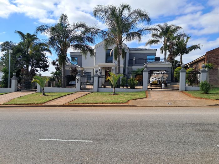 House for Sale in Winterhoek Park: 4 Bedrooms, spacious parking, indoor-outdoor flow.