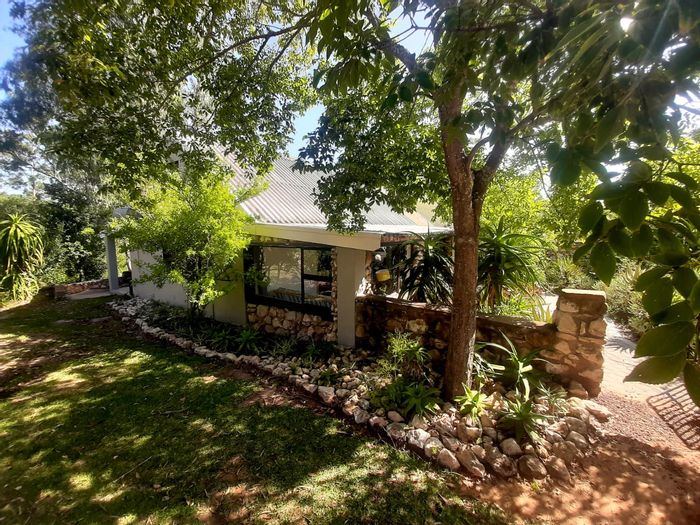 For Sale: House in Stilbaai Oos with 3 bedrooms, pool, and outdoor braai.