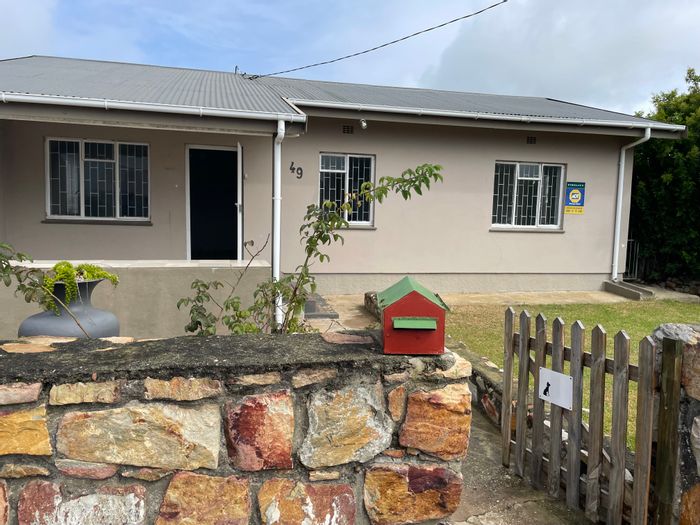 For Sale: Versatile 3-Bedroom House in Da Nova, ideal for residence or business.
