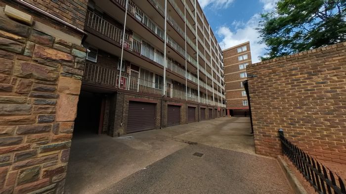 Sunnyside Flat For Sale: 1 bed, secure parking, near amenities and schools.