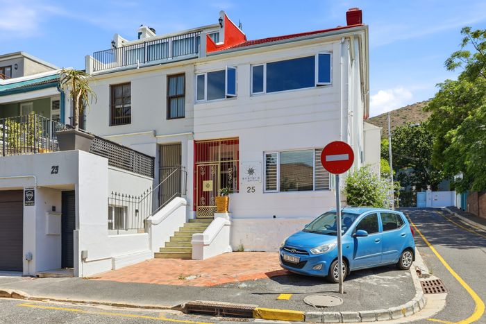 For Sale: Spacious 6-bedroom house in Green Point, ideal for guesthouse or residence.