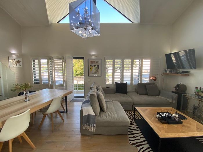 For Sale: 2-Bedroom Apartment in Vredehoek with Mountain Views and Secure Parking.