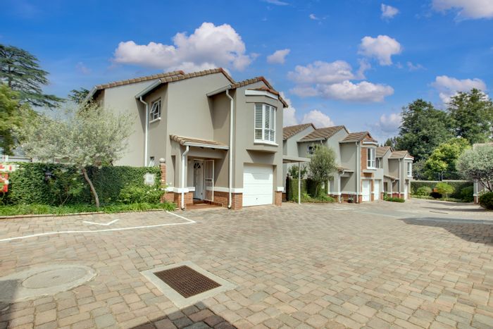 Bryanston Townhouse To Rent: 3 beds, garden, pool, secure parking, modern kitchen.