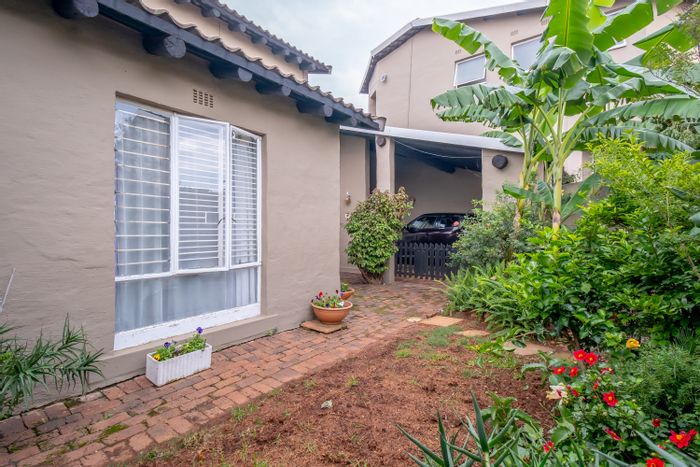Weltevreden Park Townhouse For Sale: 3 Bedrooms, garden, secure parking, communal pool.