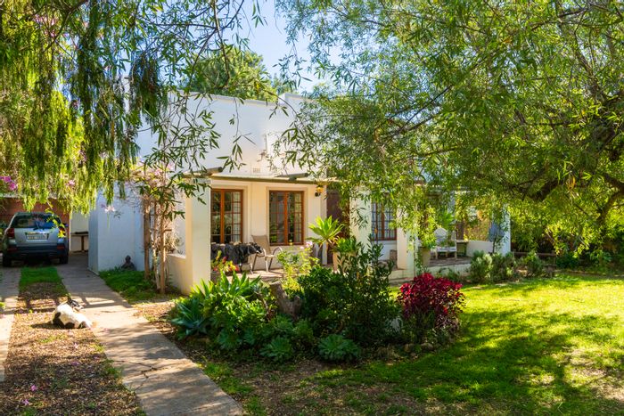 3-bedroom house in McGregor Central for sale with garage, solar system, and braai area.