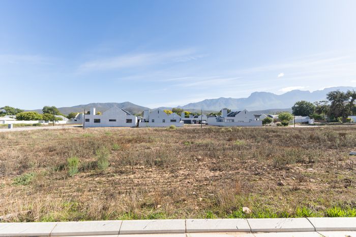 Robertson Central House For Sale: 2 beds, open-plan living, gated community amenities.