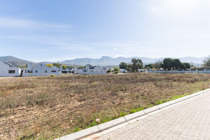 House for Sale in Robertson Central: 2 beds, braai patio, gated community amenities.