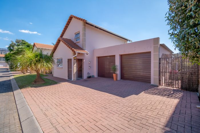Fourways House For Sale: 4 Bedrooms, Office, Double Garage, Private Estate Living.