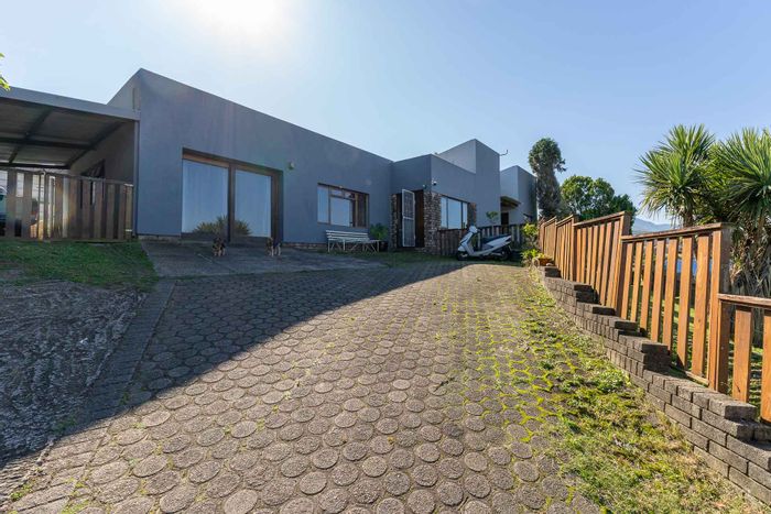 For Sale: House in Denneoord with dual units, 5 bedrooms, and rental potential.