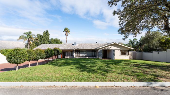 For Sale: House in Uniepark with pool, views, and flexible living spaces.