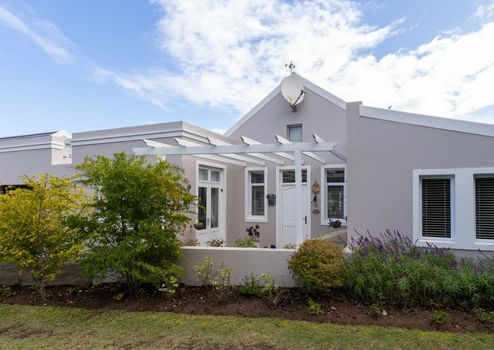 House for Sale in Hunters Estate: Pet-friendly, guest suite, community amenities, nature views.