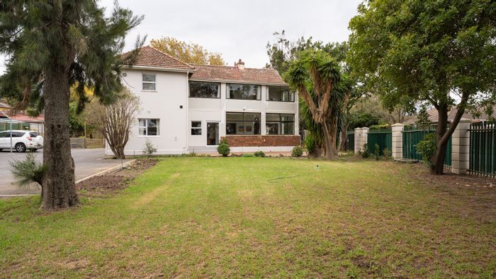 Spacious Haumannshof house for sale: 5 bedrooms, large yard, ample parking.