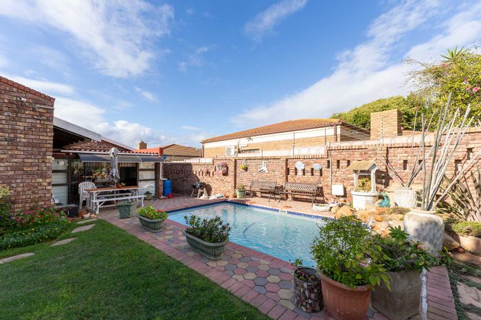 Deoville Park House For Sale: 3 beds, pool, secure complex, ideal lock-up-and-go.