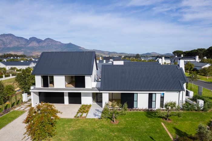 For Sale: House in Val De Vie Estate with 6 bedrooms, pool, and flatlet.