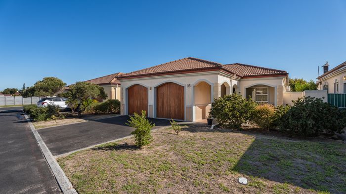 For Sale: House in Twin Palms with 3 bedrooms, garage, and entertainment area.
