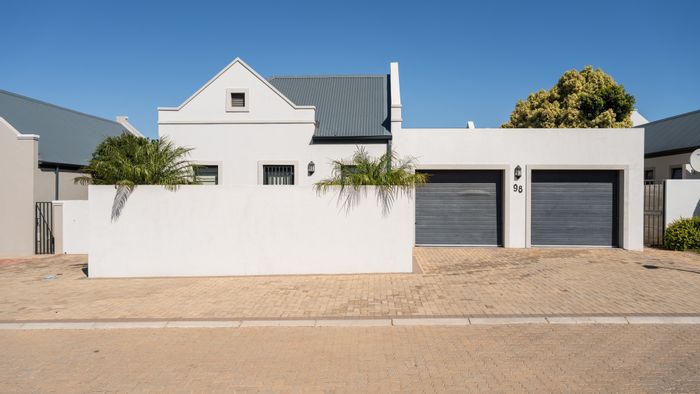 Rouxpark House To Rent: 3 beds, 2 baths, open-plan living, secure complex.