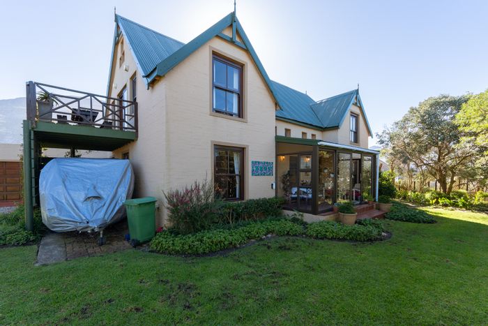 For Sale: House in Bettys Bay Central with 4 bedrooms, pool, and spacious garden.