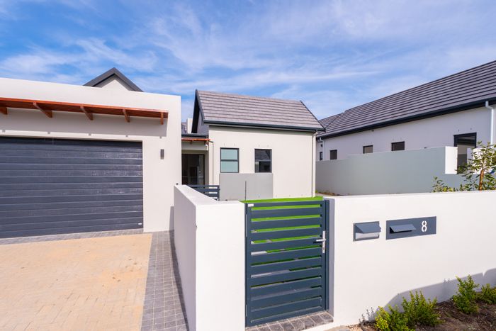 Croydon House For Sale: 3 beds, 3 baths, low-maintenance garden, double garage.