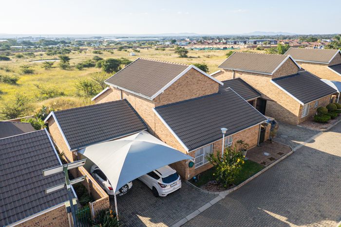 For Sale: Spacious 3-Bedroom Townhouse in Bendor with Double Garage and Backup Water Tank.