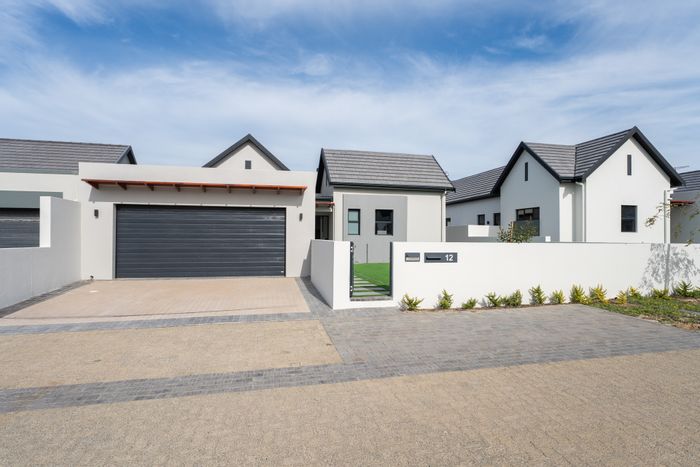 For Sale: House in Sitari Country Estate with 3 beds, garden, and secure amenities.