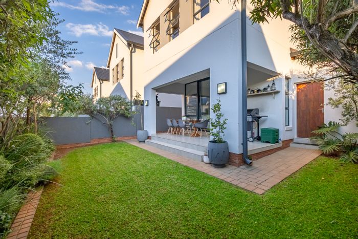 Pinehaven House For Sale: 3 beds, pool, parks, clubhouse, pet-friendly community.
