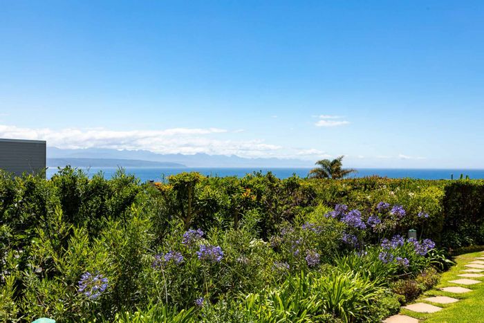 For Sale: 2-bedroom apartment in Plettenberg Bay Central with garden, pool, and parking.