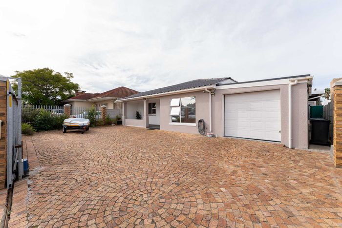 Churchill Estate House For Sale: 4 bedrooms, pool, granny flat, secure parking.