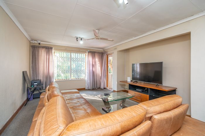 2-Bedroom Apartment For Sale in Sunninghill with Clubhouse, Pool, and Parking.