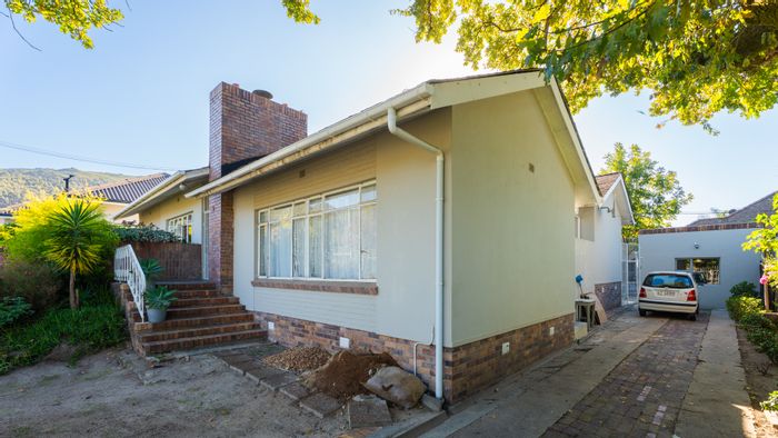 For Sale: House in Paarl Central with 4 bedrooms, flat, and prime location.